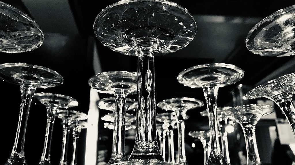 Les verres alignés sur le comptoir de zinc