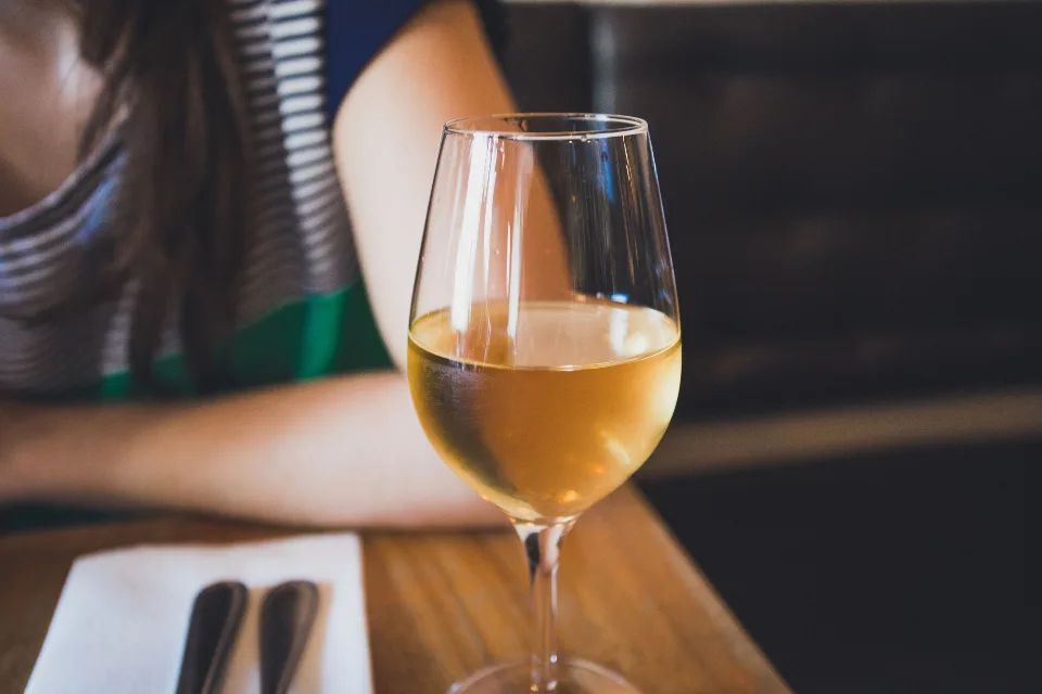 Un verre de blanc, face au chenal
