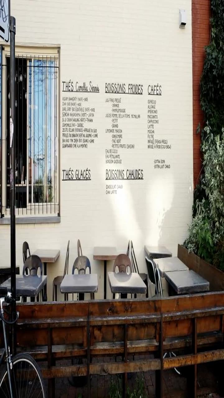 La terrasse et le quai, en mouvement