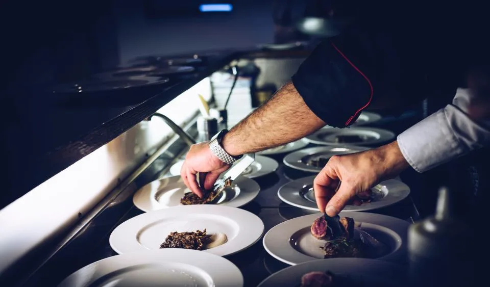 Le geste de l’écailler, au comptoir