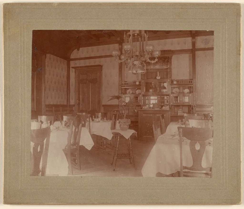La salle, tables dressées