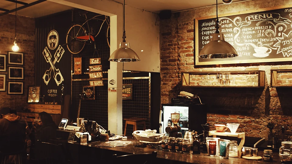La salle et son comptoir de zinc, au soir
